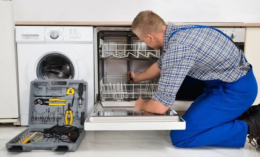 Etimesgut Windsor servisi teknisyen ekibi beyaz eşya tamiri yaparken